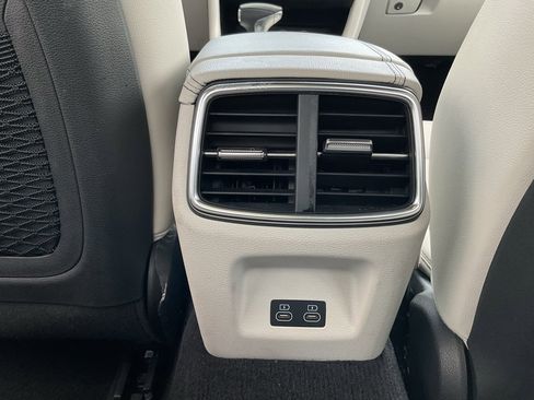 Used 2025 Genesis G70 2.5T image 18