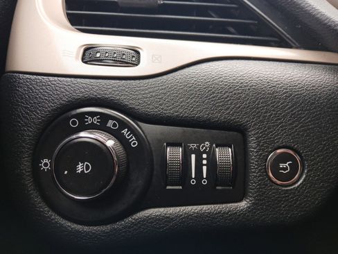 Used 2018 Jeep Cherokee Limited w/ Luxury Group image 17