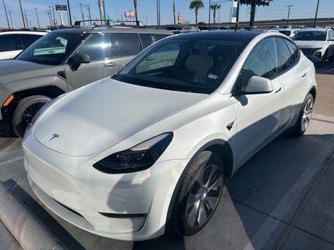 Used 2022 Tesla Model Y Long Range image 1