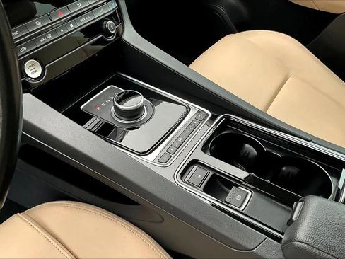 Used 2018 Jaguar F-PACE Premium image 16
