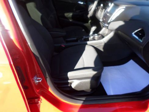 Used 2017 Chevrolet Cruze LT w/ Convenience Package image 2