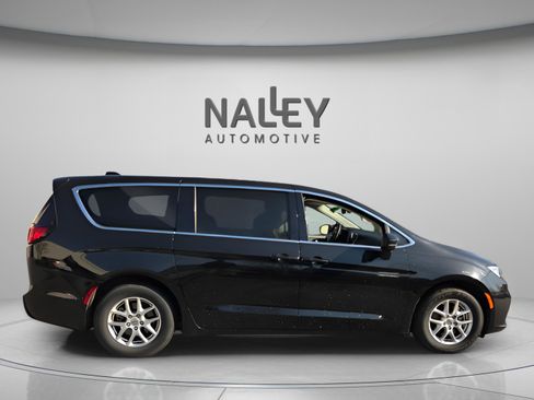 Used 2023 Chrysler Pacifica Touring-L image 6