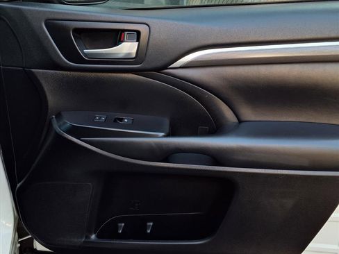 Certified 2019 Toyota Highlander SE w/ Nightshade Edition image 26