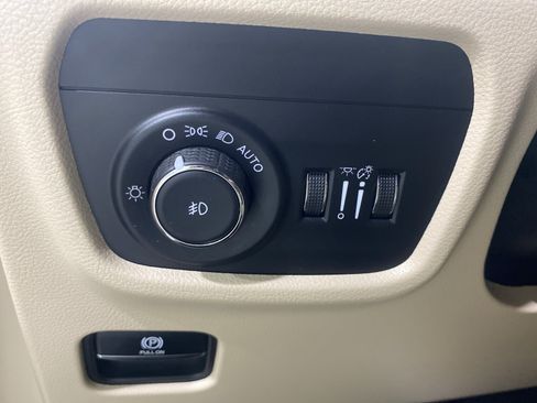 Used 2023 Jeep Grand Cherokee L Limited w/ Luxury Tech Group II AWD/4WD image 30