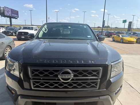 Used 2022 Nissan Frontier SV RWD image 2