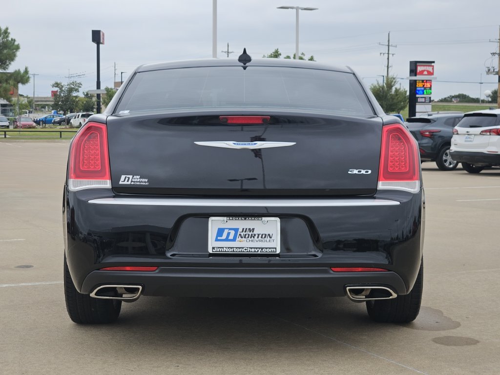 Used 2020 Chrysler 300 Touring w/ Chrome Appearance Package RWD image 6