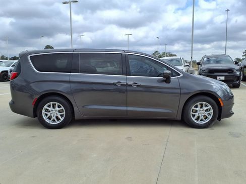 Used 2019 Chrysler Pacifica LX FWD image 5