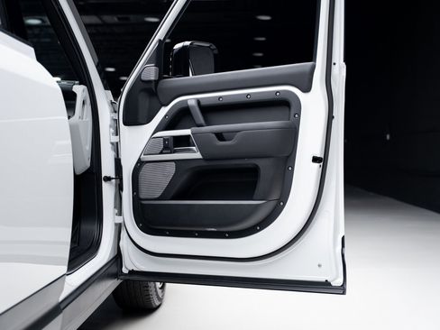 Used 2023 Land Rover Defender 130 SE image 61