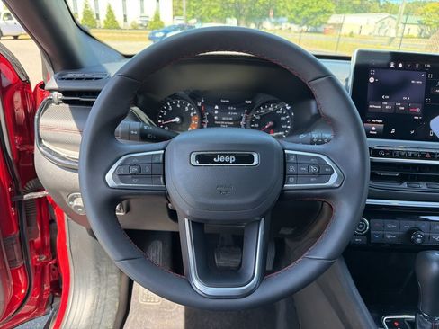 Used 2025 Jeep Compass Trailhawk AWD/4WD image 19