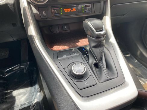 Used 2020 Toyota RAV4 Limited w/ Limited Grade Weather Package AWD/4WD image 15