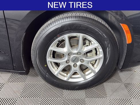 Used 2024 Chrysler Pacifica Touring-L FWD image 11