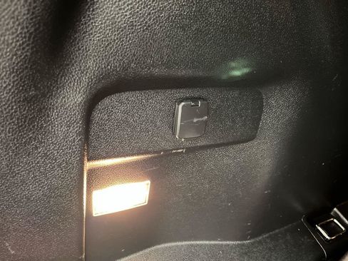 Used 2018 Ford Explorer XLT w/ Equipment Group 202A AWD/4WD image 4