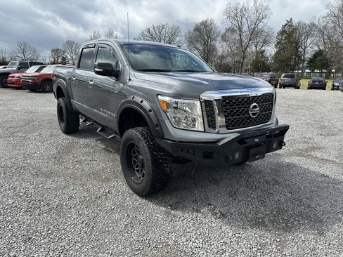 Used 2019 Nissan Titan SV image 3
