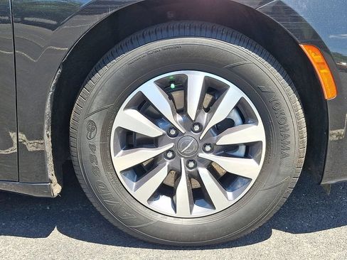 Used 2023 Chrysler Pacifica Touring-L FWD image 9