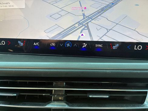 Used 2026 Chevrolet Traverse LT FWD image 10