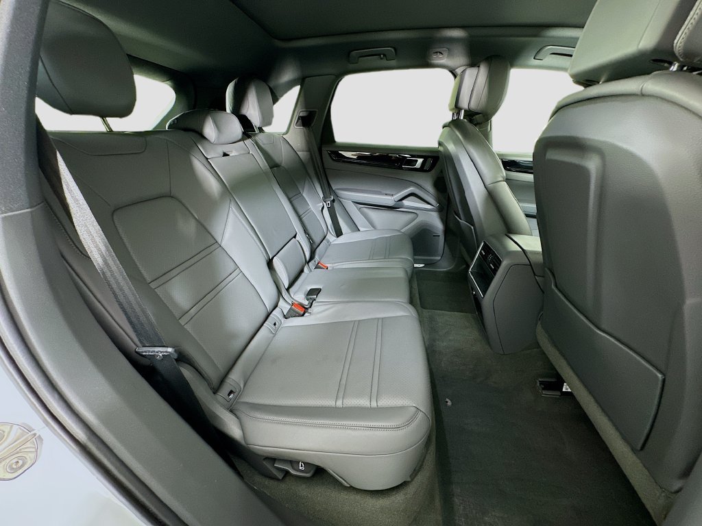 Certified 2022 Porsche Cayenne AWD/4WD image 29