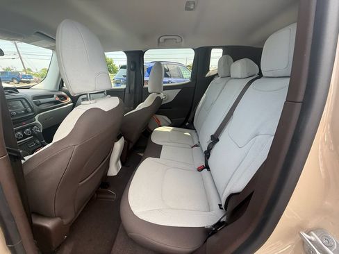 Used 2015 Jeep Renegade Latitude w/ Cold Weather Group FWD image 19