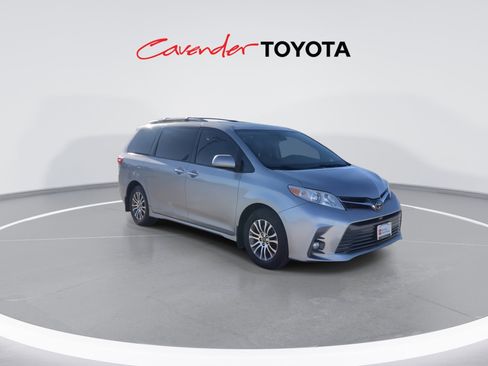 Certified 2020 Toyota Sienna XLE image 2