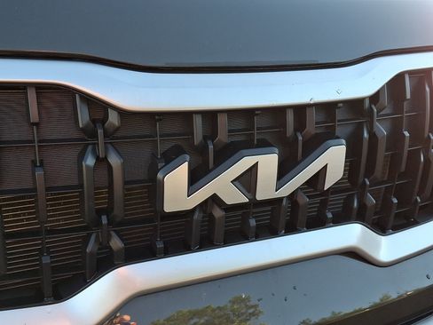 Used 2024 Kia Telluride EX w/ EX Captain's Chair Package AWD/4WD image 8