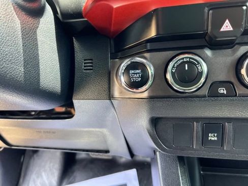 Used 2020 Toyota Tacoma TRD Off-Road AWD/4WD image 45