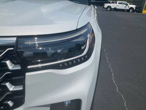 Certified 2025 Ford Explorer Platinum w/ Ultimate Package AWD/4WD image 9