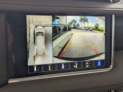 Used 2022 GMC Yukon XL Denali w/ Denali Ultimate Package AWD/4WD image 9