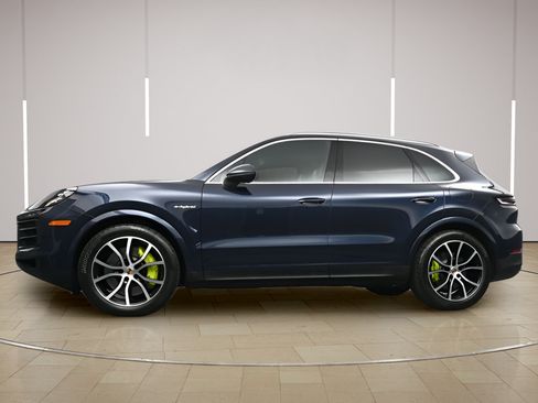 Certified 2025 Porsche Cayenne S AWD/4WD image 34