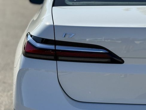 Used 2025 BMW i7 eDrive50 w/ Premium Package image 15