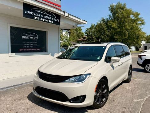 Used 2019 Chrysler Pacifica Limited w/ Advanced Safetytec Group FWD image 4
