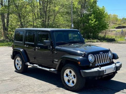 Used 2015 Jeep Wrangler Unlimited Sahara w/ Connectivity Group AWD/4WD image 3