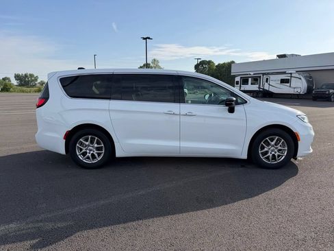 Used 2024 Chrysler Pacifica Touring-L FWD image 4