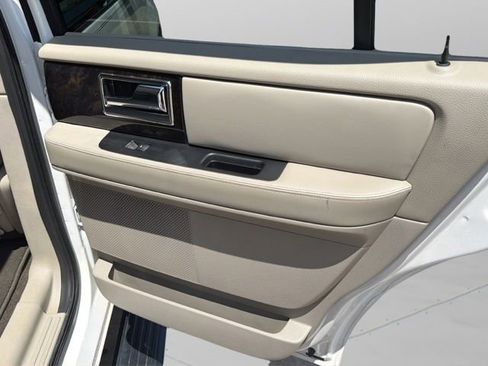 Used 2017 Lincoln Navigator Select RWD image 18