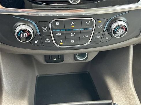 Certified 2020 Chevrolet Traverse LT FWD image 28