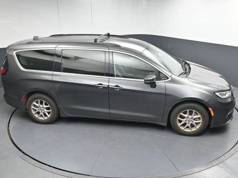 Used 2022 Chrysler Pacifica Touring-L image 32