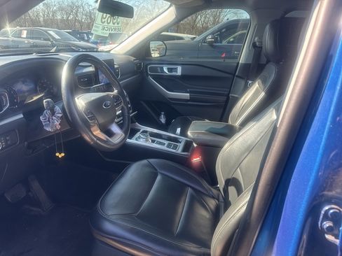 Used 2022 Ford Explorer XLT w/ Equipment Group 202A image 8