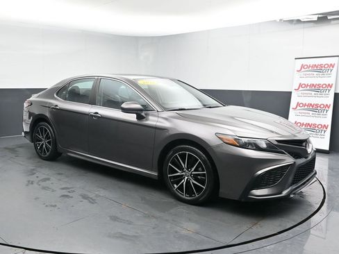 Used 2021 Toyota Camry SE image 2
