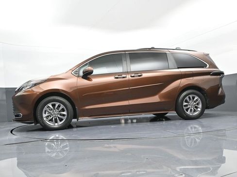 Used 2023 Toyota Sienna XLE image 27