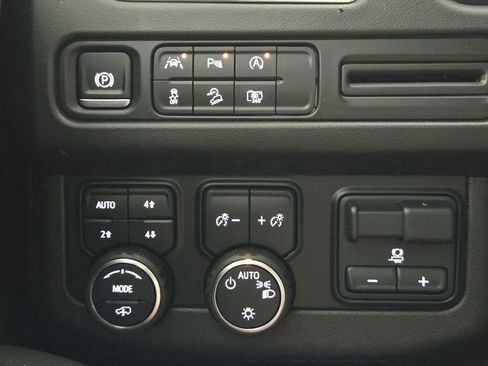 Certified 2024 Chevrolet Suburban Z71 w/ Z71 Off-Road Package AWD/4WD image 24