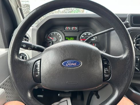 Used 2010 Ford E-350 and Econoline 350 XLT RWD image 19