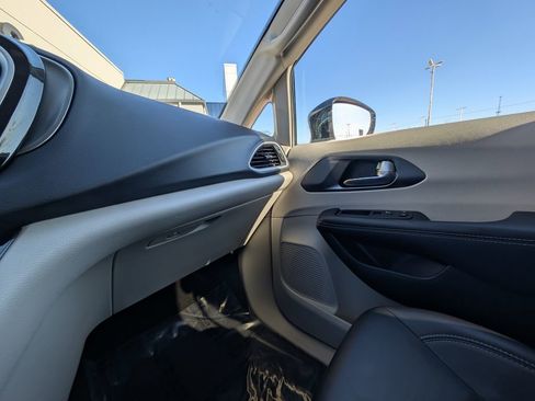 Used 2024 Chrysler Pacifica Touring-L image 31