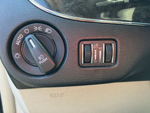 Used 2016 Chrysler Town & Country Touring FWD image 14