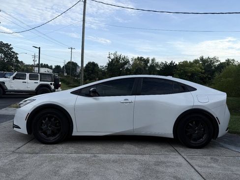 Used 2024 Toyota Prius LE FWD image 3