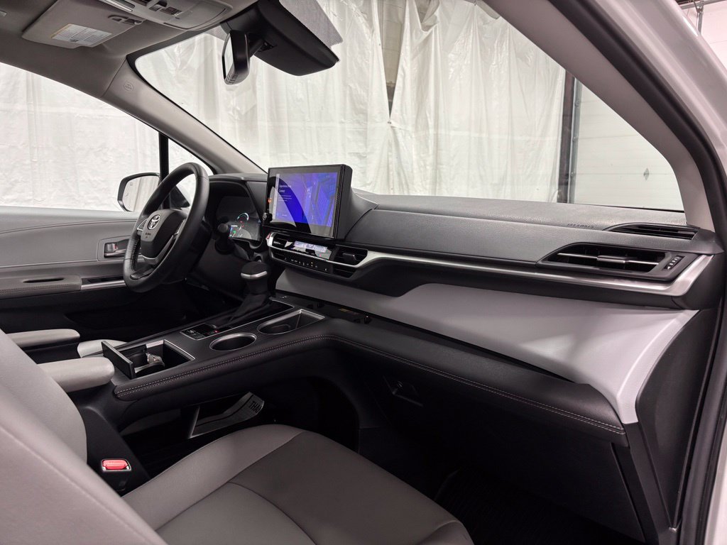 Used 2026 Toyota Sienna XLE FWD image 66