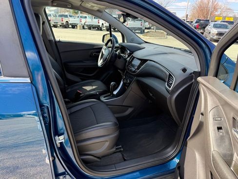 Used 2020 Chevrolet Trax LT w/ LT Convenience Package image 15