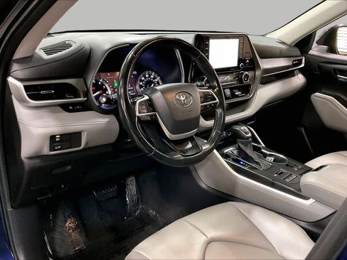 Used 2022 Toyota Highlander XLE AWD/4WD image 18