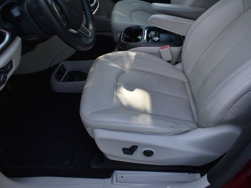 Used 2018 Chrysler Pacifica Touring-L FWD image 25