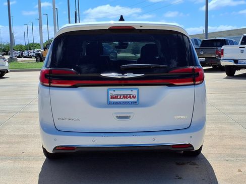 Used 2024 Chrysler Pacifica Touring-L FWD image 6