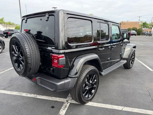 Used 2025 Jeep Wrangler Unlimited Sahara AWD/4WD image 9