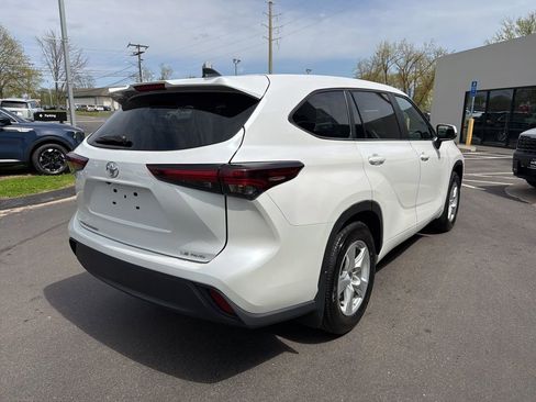 Used 2024 Toyota Highlander LE AWD/4WD image 7