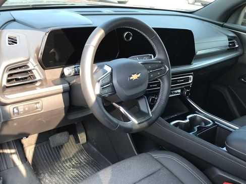 Used 2026 Chevrolet Traverse LT FWD image 3
